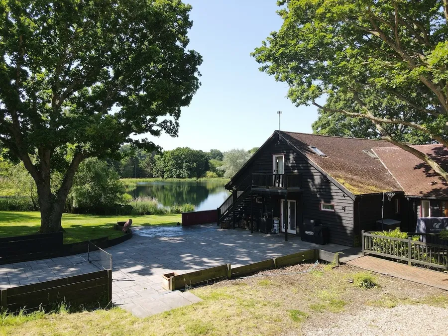 Lake House Retreat in Sarisbury Green