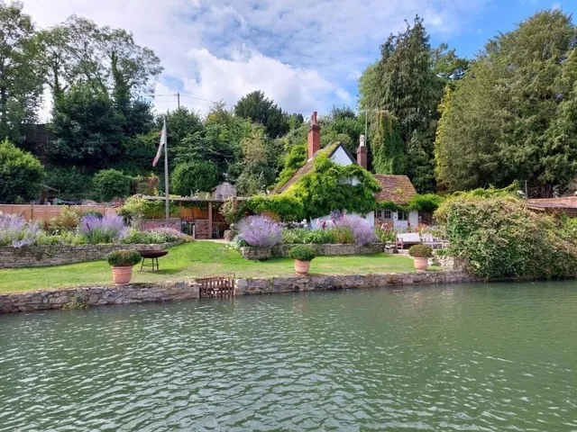 Hamble Riverside Cottage in Old Bursledon