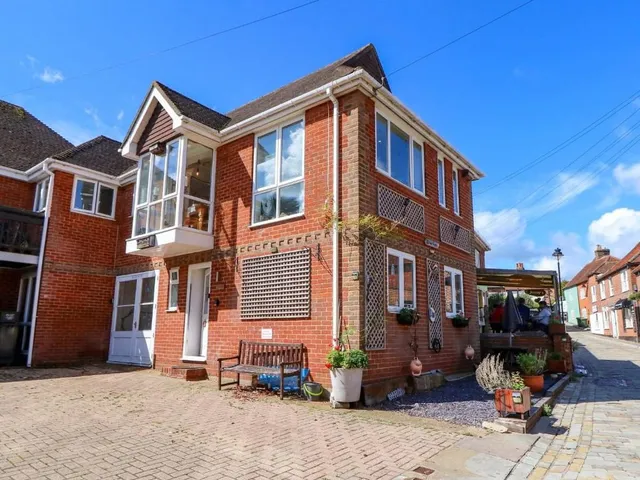 Riverview: Reverse-Level Cottage on Hamble High Street